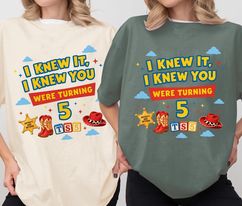 Camiseta "Lo sabía, te conocía", Es una historia de Taylor Swift, Camiseta de amistad de Taylor Swift y Toy Story 5, Camiseta de cumpleaños de Toy Story de Disneyland, Camiseta musical de Taylor Swift imagen 3
