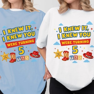 Camiseta "Lo sabía, te conocía", Es una historia de Taylor Swift, Camiseta de amistad de Taylor Swift y Toy Story 5, Camiseta de cumpleaños de Toy Story de Disneyland, Camiseta musical de Taylor Swift imagen 5