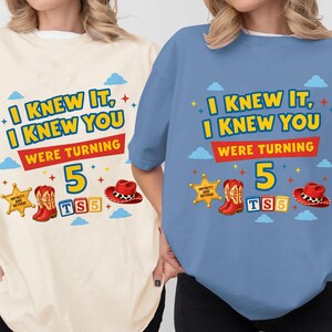 Camiseta "Lo sabía, te conocía", Es una historia de Taylor Swift, Camiseta de amistad de Taylor Swift y Toy Story 5, Camiseta de cumpleaños de Toy Story de Disneyland, Camiseta musical de Taylor Swift imagen 4