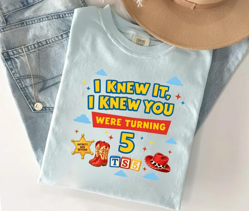Camiseta "Lo sabía, te conocía", Es una historia de Taylor Swift, Camiseta de amistad de Taylor Swift y Toy Story 5, Camiseta de cumpleaños de Toy Story de Disneyland, Camiseta musical de Taylor Swift imagen 1