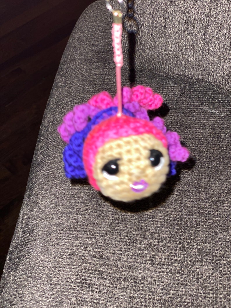 Crochet keychain, pink/purple curly hair ponytail imagem 2