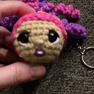 Crochet keychain, pink/purple curly hair ponytail imagem 3
