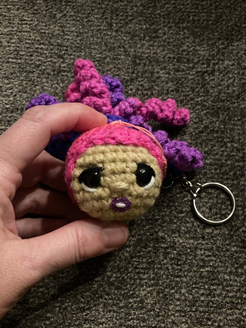 Crochet keychain, pink/purple curly hair ponytail imagem 1