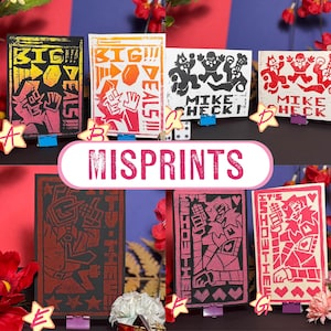 Puede incluir: Una colección de impresiones artísticas rectangulares con ilustraciones gráficas estilizadas. Los diseños incluyen texto que dice BIG DEALS, MIKE CHECK, IT'S SHOWTIME y varias figuras de personajes en tinta negra, blanca, roja, naranja y amarilla.