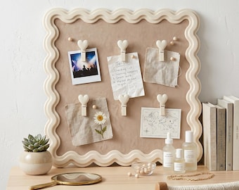 Creme gewellte ausgebogte Samt Pinnwand, 30,5 x 30,5 cm Wand Memo Board mit Herz Clips, ästhetische neutrale Pinnwand für die Wanddekoration zu Hause oder im Büro
