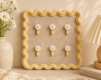 Cremegelbe gewellte Pinnwand, Pinnwand, 12x30 cm Samt Pinnwand mit Gänseblümchen Clip, süßes Memo Board für gemütliche Zimmer, Schlafsäle und Kinderzimmer, Wanddekoration