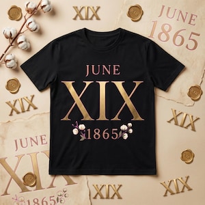 Può includere: Una t-shirt nera a maniche corte con la scritta JUNE XIX 1865 in lettere dorate e rosa. Il design include una grafica di fiori di cotone che fiancheggiano l'anno 1865. La maglietta presenta un girocollo e una vestibilità standard.