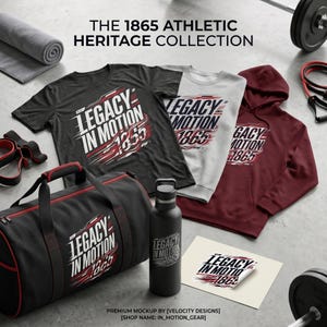 Può includere: La collezione 1865 Athletic Heritage include una t-shirt nera, una t-shirt grigia, una felpa con cappuccio bordeaux, una borsa sportiva nera e una borraccia nera. Ogni articolo presenta la scritta Legacy in Motion 1865 con accenti grafici rossi e bianchi.