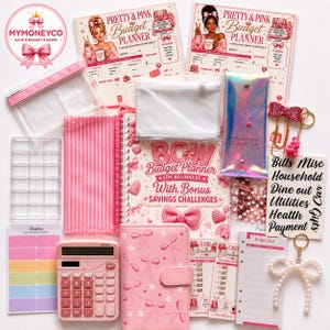 Pu&ograve; includere: Un kit per la pianificazione del budget con calcolatrice rosa, un'agenda a spirale Bow Budget Planner, un raccoglitore rosa con motivi a fiocco, buste trasparenti, fogli di budget, un portachiavi con fiocco di perle ed etichette.