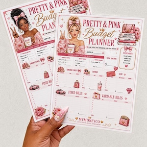 Pu&ograve; includere: Due fogli identici di pianificatore di budget Pretty & Pink con illustrazioni di una persona con un fiocco rosa, una tazza con l'etichetta Budget Babe e varie icone rosa come borse, auto e fiori. I moduli includono sezioni per entrate, fondi di ammortamento, risparmi, debiti, bollette fisse e variabili.