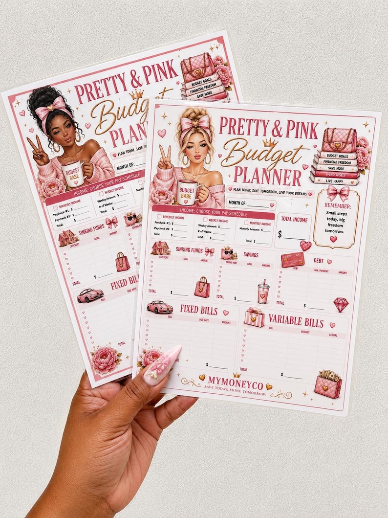 Pu&ograve; includere: Due fogli identici di pianificatore di budget Pretty & Pink con illustrazioni di una persona con un fiocco rosa, una tazza con l'etichetta Budget Babe e varie icone rosa come borse, auto e fiori. I moduli includono sezioni per entrate, fondi di ammortamento, risparmi, debiti, bollette fisse e variabili.