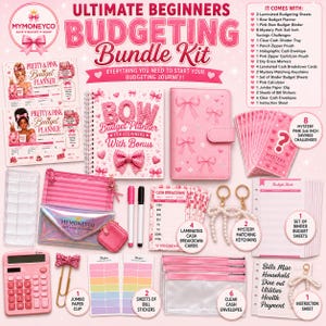Pu&ograve; includere: Un kit di budget per principianti in rosa, con un'agenda a tema fiocchi, un raccoglitore rosa, otto sfide di risparmio misteriose, una calcolatrice, un astuccio, una busta olografica, schede di ripartizione contanti e vari accessori.