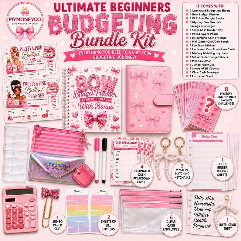 Pu&ograve; includere: Un kit di budget per principianti in rosa, con un'agenda a tema fiocchi, un raccoglitore rosa, otto sfide di risparmio misteriose, una calcolatrice, un astuccio, una busta olografica, schede di ripartizione contanti e vari accessori.