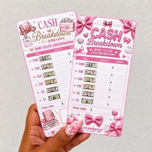 Pu&ograve; includere: Due schede rettangolari rosa per il monitoraggio del contante con il testo Cash Breakdown e Bank Teller Cash Breakdown. Le schede includono colonne per banconote da 100 $ a 1 $, con illustrazioni di fiocchi rosa, profumo e un'agenda.