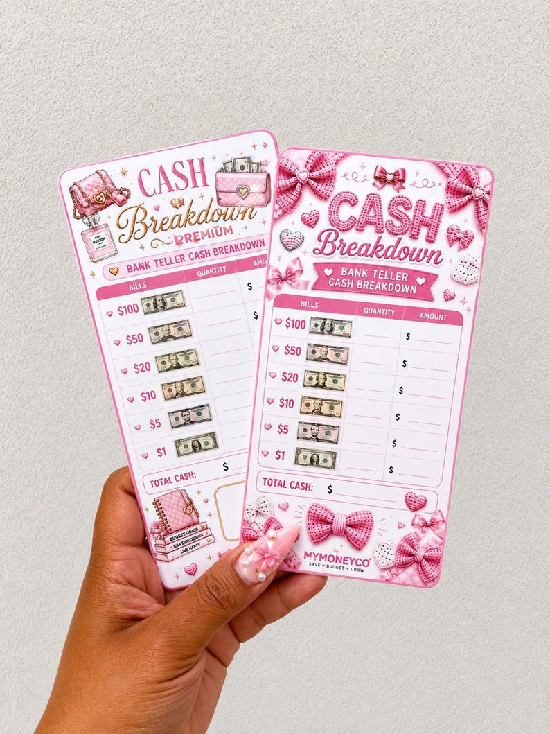 Pu&ograve; includere: Due schede rettangolari rosa per il monitoraggio del contante con il testo Cash Breakdown e Bank Teller Cash Breakdown. Le schede includono colonne per banconote da 100 $ a 1 $, con illustrazioni di fiocchi rosa, profumo e un'agenda.
