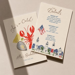 Op de afbeelding: Twee crèmekleurige uitnodigingskaarten voor een vrijgezellenfeest in Cape Cod, MA. Eén kaart toont een aquarel van een kreeft, citroen en oester met de tekst 'She's a Catch! Allie's Bachelorette'. De andere kaart bevat 'The Details' voor het weekendprogramma.