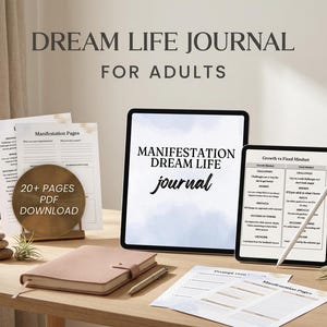 Może przedstawiać: Jasny dziennik, tablety i drukowane strony ułożone na drewnianej powierzchni. Tablety wyświetlają tekst "MANIFESTATION DREAM LIFE journal" i "Growth vs Fixed Mindset". Obraz zawiera również tekst "DREAM LIFE JOURNAL FOR ADULTS" i "20+ PAGES PDF DOWNLOAD."