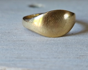 Anillo de sello antiguo de oro de 18 quilates de la década de 1920.