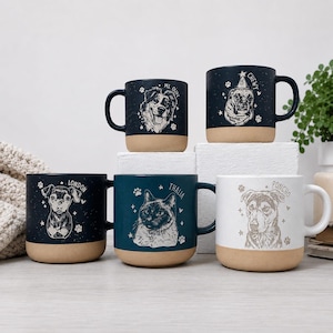 Puede incluir: Cinco tazas de cerámica con asa, cada una con un retrato de mascota y un nombre. Las tazas tienen un diseño bicolor con una parte superior de color y una base de color tostado natural. Los nombres incluyen Ms. Olive, Chewy, London, Thalia y Poncho.