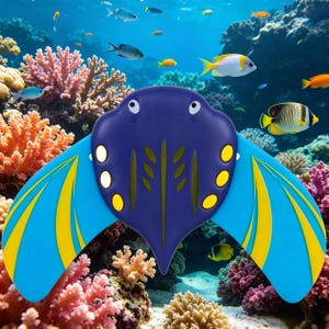 Pode incluir: Uma arraia de brinquedo azul e amarela com olhos brancos e detalhes amarelos. O brinquedo está em frente a um recife de coral colorido com vários peixes nadando ao fundo. A arraia tem asas azuis com listras amarelas.