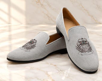 Handgefertigte graue Samt-Loafer, bestickte Slipper, elegante Herrenschuhe