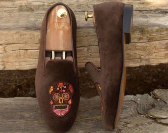 Mocassini in velluto marrone con ricamo personalizzato, realizzati a mano. Scarpe scamosciate personalizzabili.