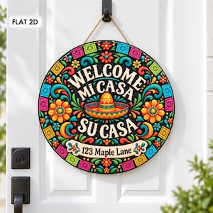 以下が含まれることがあります： カラフルな花柄、中央のソンブレロのイラスト、「WELCOME MI CASA SU CASA」、そして下部に「123 Maple Lane」の文字が描かれた円形のドアサイン。サインはロープで吊り下げられており、フラットな2Dデザインが特徴です。