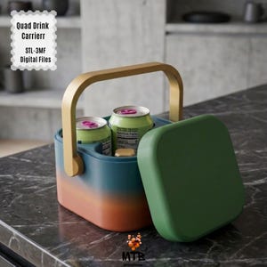Könnte beinhalten: Ein zweifarbiges teal- und orangefarbenes Getränketräger mit einem Holzgriff und einem grünen Deckel. Der Träger fasst zwei grüne Dosen mit rosa Deckeln. Auf dem Träger steht "Quad Drink Carrier STL-3MF Digital Files."
