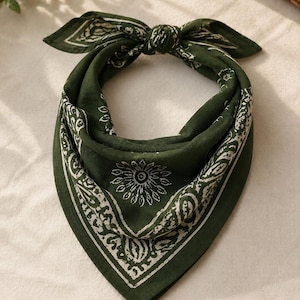 Handtryckt bomullsbandana: Mörkgrön blommig paisleyhalsduk