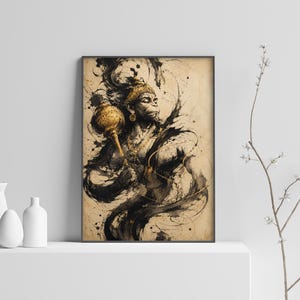 Puede incluir: Una impresión de arte mural enmarcada que presenta una ilustración a tinta de la deidad Hanuman. La figura está representada en tonos negros y beige, sosteniendo una maza dorada, con trazos de tinta dinámicos alrededor del personaje.