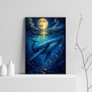 Puede incluir: Una impresión de arte mural vertical enmarcada que muestra una gran ballena azul nadando a través de aguas oceánicas de color azul profundo bajo una luna llena brillante. La escena está iluminada por luz dorada reflejada en el agua y partículas.