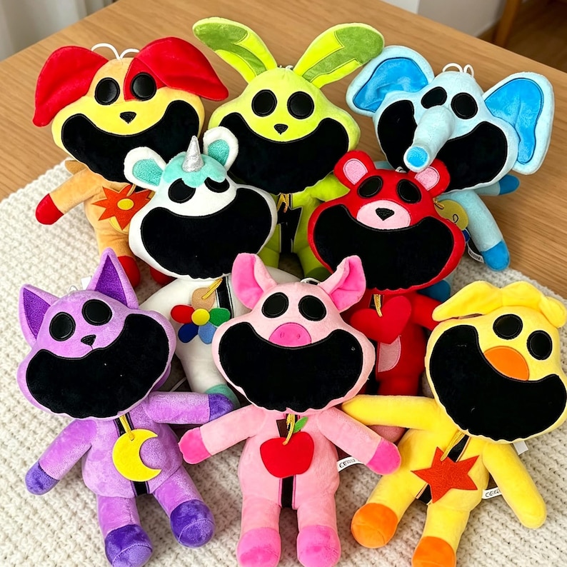 Puede incluir: Una colecci&oacute;n de peluches coloridos con forma de animales, incluyendo un perro, un conejo, un elefante, un unicornio, un oso, un gato y un cerdo. Cada peluche tiene una gran boca negra y est&aacute; adornado con accesorios &uacute;nicos.