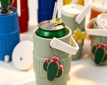 Retro Cooler Style Dose Koozie Becher, Mini Wasserkühler Getränkehalter, 12 Unze Dosenhalter mit Strohdeckel, niedlicher Party Cooler Cup, lustiges Geschenk