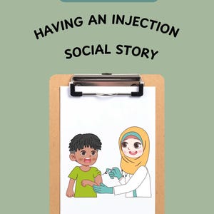 Può includere: Una storia sociale intitolata Having an Injection su un foglio bianco fissato a una cartellina marrone. L'illustrazione mostra un operatore sanitario con camice bianco e hijab giallo che pratica un'iniezione a un bambino in maglietta verde.
