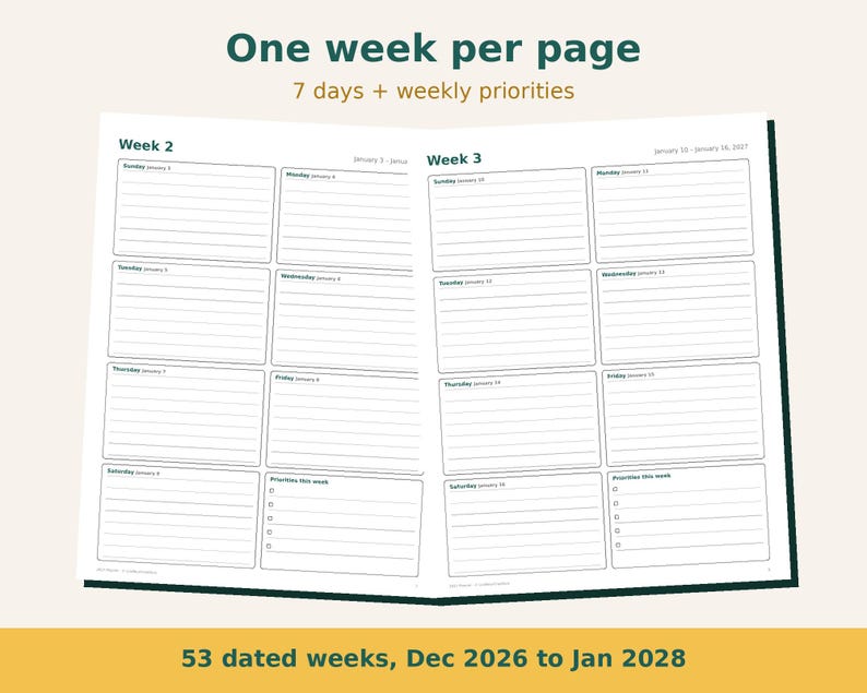 Peut inclure: Un agenda ouvert affichant deux semaines par double page avec le texte One week per page, 7 days + weekly priorities, et 53 dated weeks, Dec 2026 to Jan 2028. Chaque page pr&eacute;sente des cases lign&eacute;es pour les jours et les priorit&eacute;s.