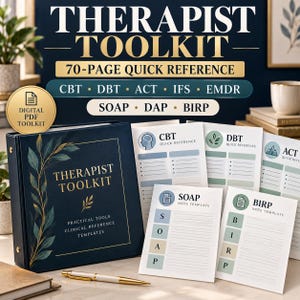 Op de afbeelding: Een donkerblauwe map met het label Therapist Toolkit met gouden accenten, vergezeld van gedrukte klinische referentiesjablonen voor CBT, DBT, ACT, SOAP en BIRP. Een gouden pen ligt voor de map, die een digitaal PDF-toolkit-badge bevat.