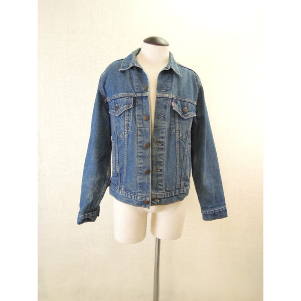 Vintage LEVIS Denim Jacket ( Mens size 42R fits small medium men )