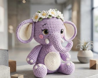 Schema per realizzare all'uncinetto un elefantino in fiore, una coroncina di margherite amigurumi (download in PDF)