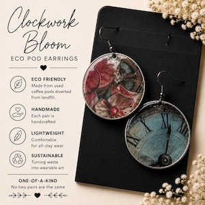 以下が含まれることがあります： Clockwork Bloom Eco Pod イヤリング。片方のイヤリングは赤と茶色の花柄で、もう片方はローマ数字の文字盤です。イヤリングは手作りで持続可能です。