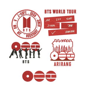 Pode incluir: Uma coleção de patches e logotipos bordados em vermelho, incluindo o texto "BTS WORLD TOUR" e o nome da banda. Outros patches apresentam os nomes dos membros da banda e a palavra "ARIRANG".