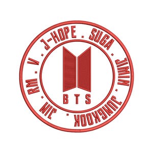 Può includere: Toppa ricamata rossa e bianca con le lettere "BTS" all'interno di un design circolare rosso e bianco. I nomi dei membri della band sono ricamati attorno al cerchio: RM, Jin, J-Hope, Suga, Jimin, Jungkook e V.