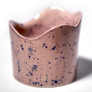 Handgefertigte Keramiktasse · Rosa gesprenkeltes Steinzeug · Organischer Wellenrand · Einzigartiges Keramikgeschenk · Minimalistische Kaffee-/Teetasse
