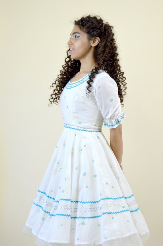 60's White Daisy Square Dance Dress / Feminine Ro… - image 3
