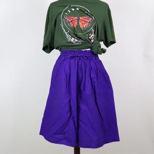 90-tals vintage mörklila sommarshorts i bomull med vida ben och dragsko, storlek Large