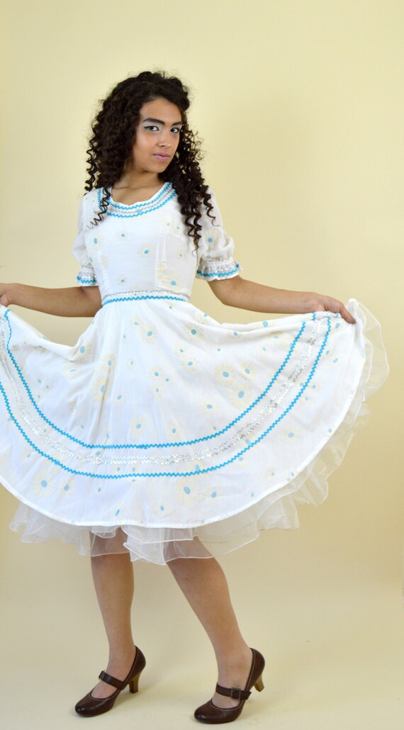 60's White Daisy Square Dance Dress / Feminine Ro… - image 9