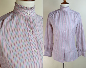 Blusa elegante púrpura y rosa de rayas pin de los años 80 / Camisa con botones estilo victoriano Steam Punk / Cuello con volantes / Tamaño pequeño