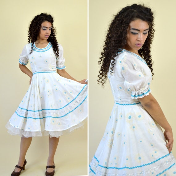 60's White Daisy Square Dance Dress / Feminine Romantic