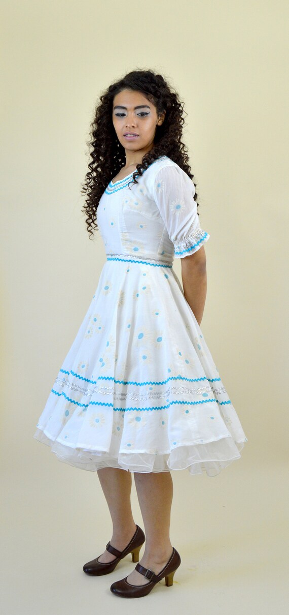 60's White Daisy Square Dance Dress / Feminine Ro… - image 2