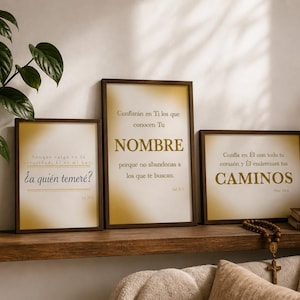 Puede incluir: Tres cuadros rectangulares con marcos de madera oscura que contienen láminas con fondos degradados dorados y texto religioso en español. El cuadro izquierdo dice ¿a quién temeré?, el central NOMBRE y el derecho dice CAMINOS.
