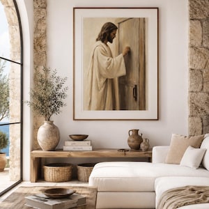 Puede incluir: Una impresión de arte mural enmarcada que representa una figura con cabello largo y barba vistiendo una túnica, de pie de perfil y llamando a una puerta de madera. La obra presenta una paleta de colores neutros en tonos beige, crema y marrón.